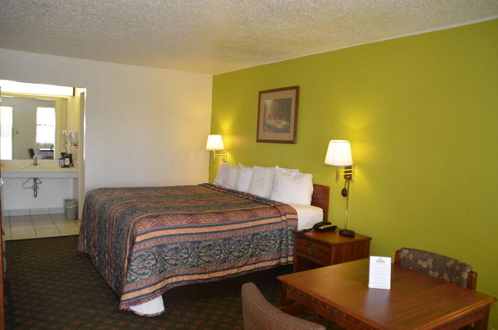 Days Inn By Wyndham San Antonio Lytle Extérieur photo