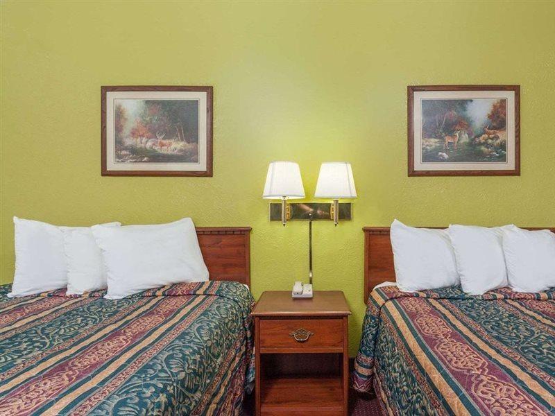 Days Inn By Wyndham San Antonio Lytle Extérieur photo